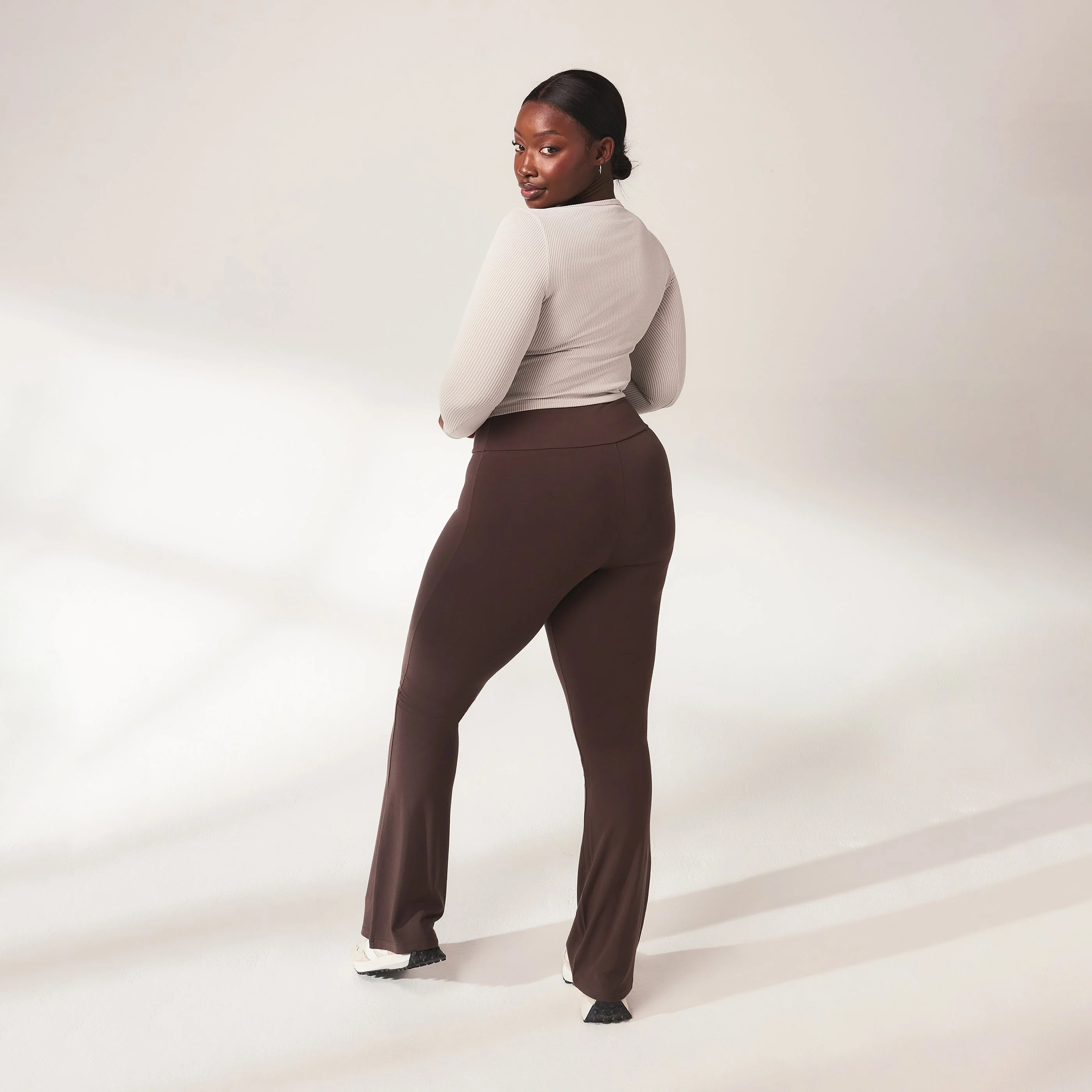 Curve lightweight Flare Leggings - Espresso Brown - Image 3