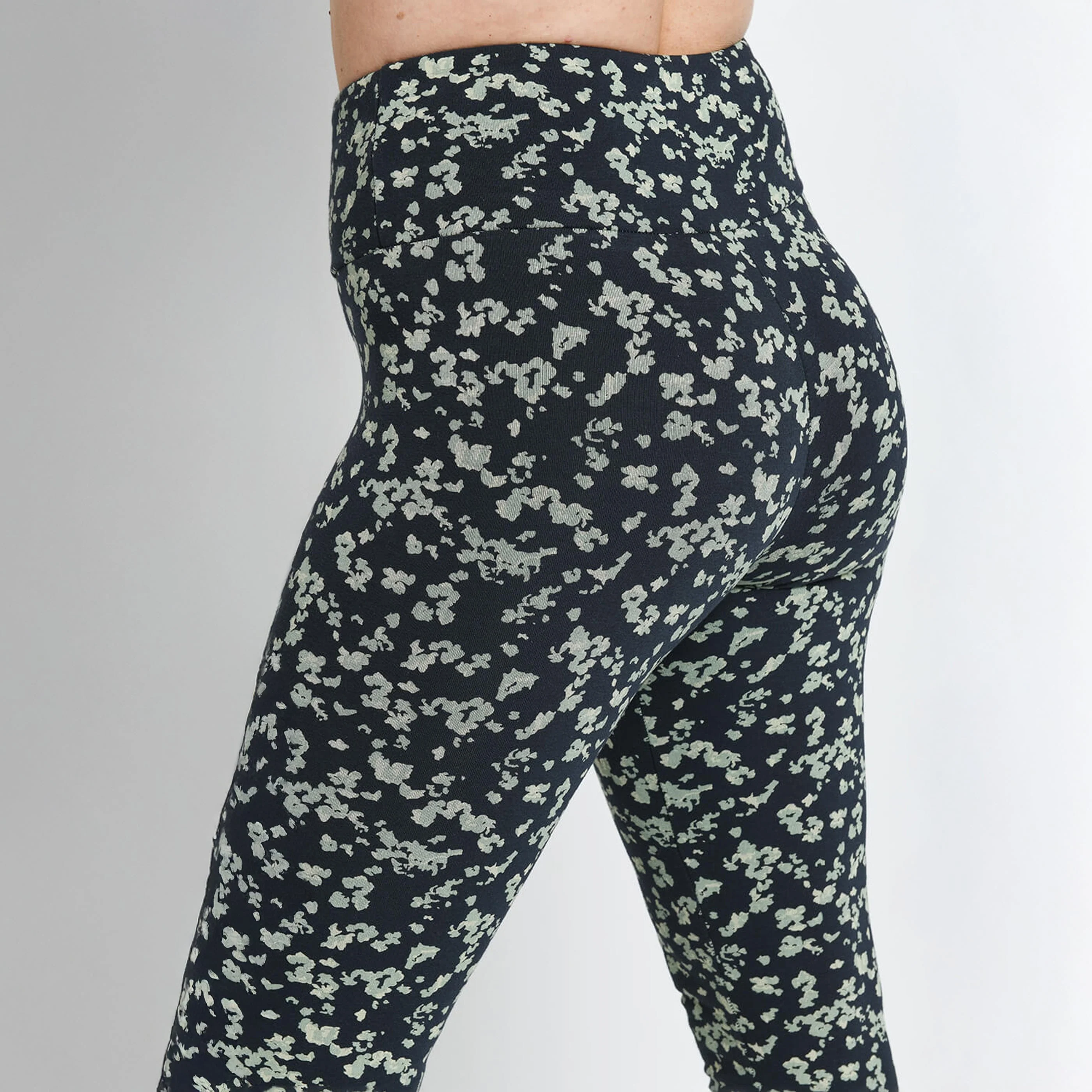 Everyday High Waisted Leggings - Navy/Green Floral - Image 4