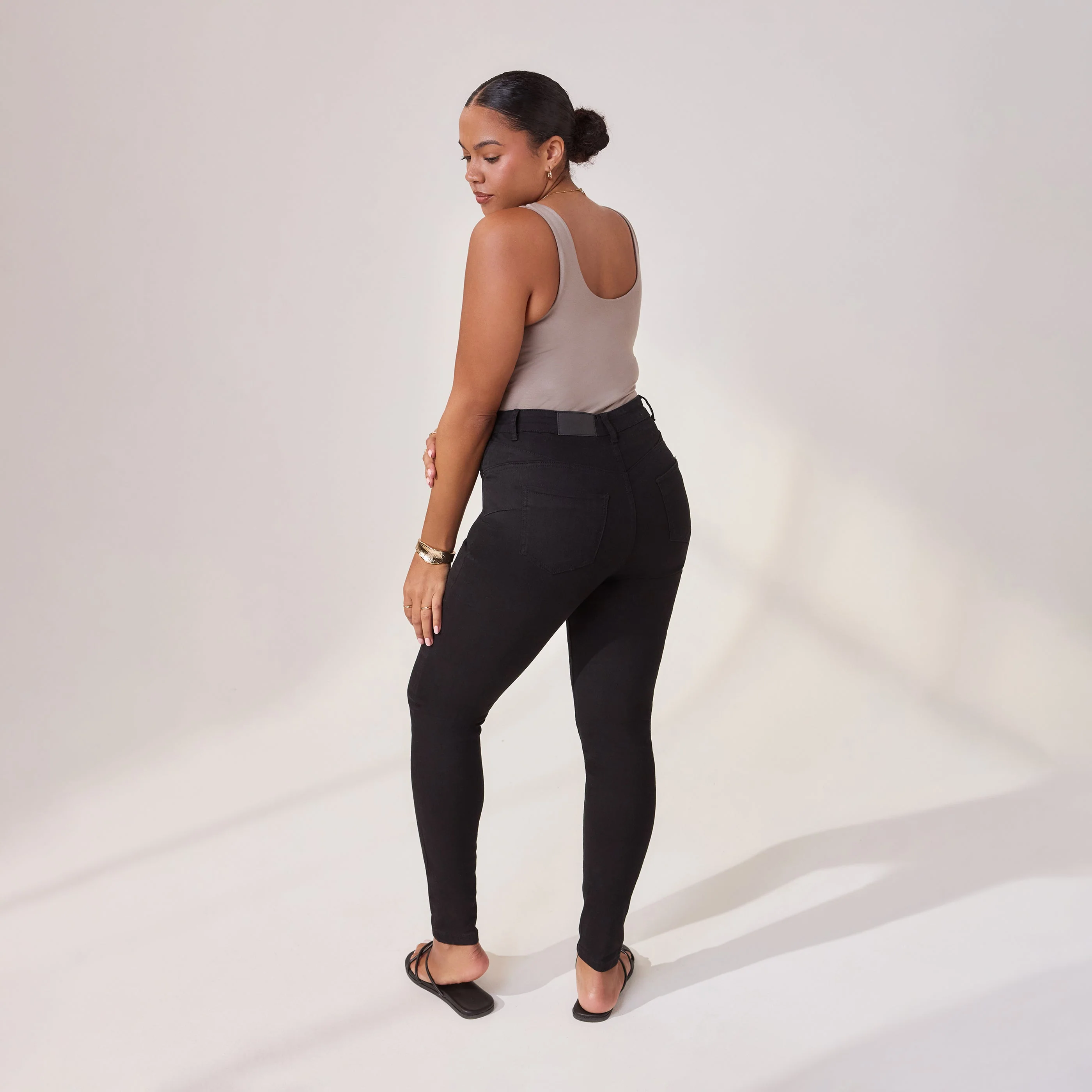 Curve Lift & Shape Jeans - Black - Image 3