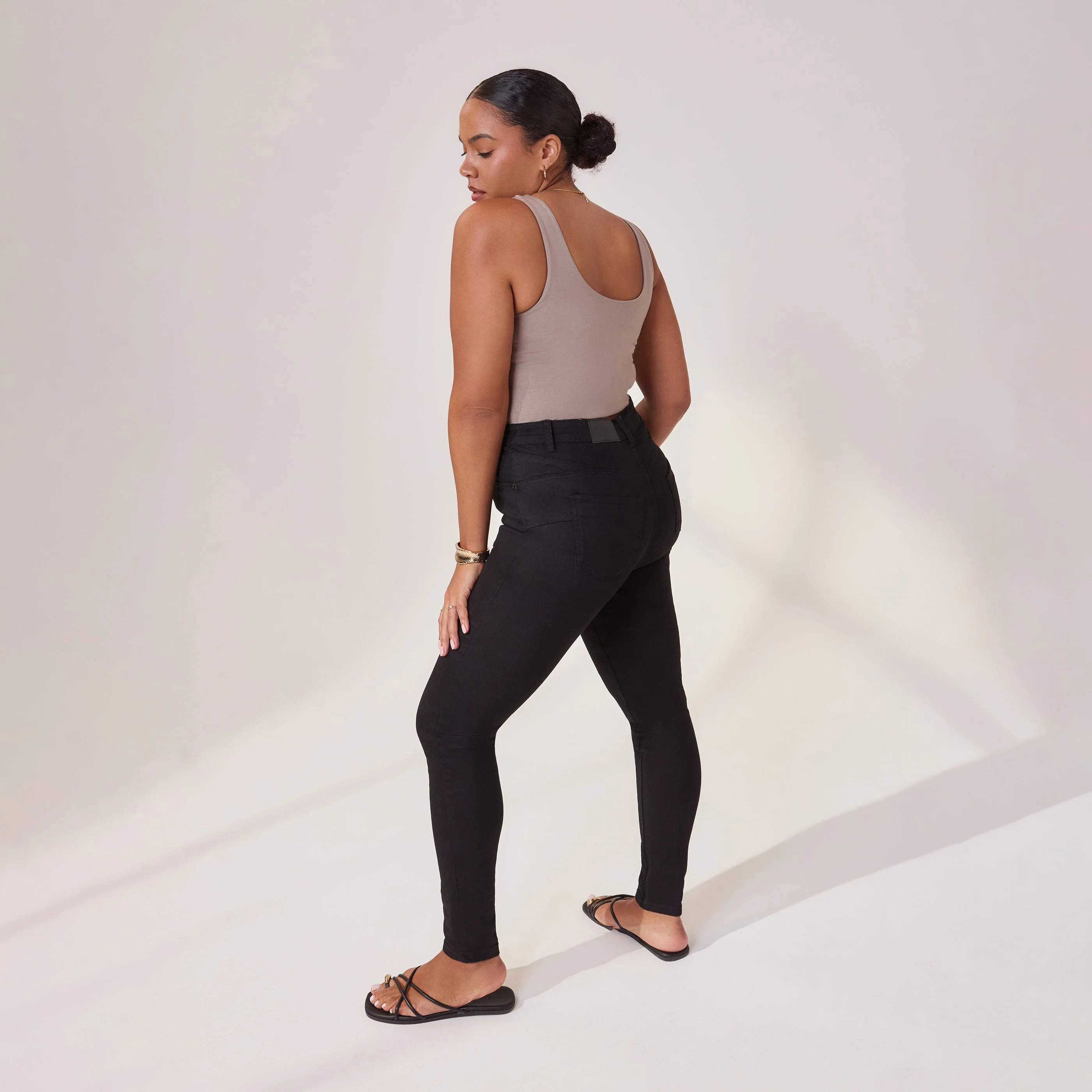 Curve Lift & Shape Jeans - Black - Image 5
