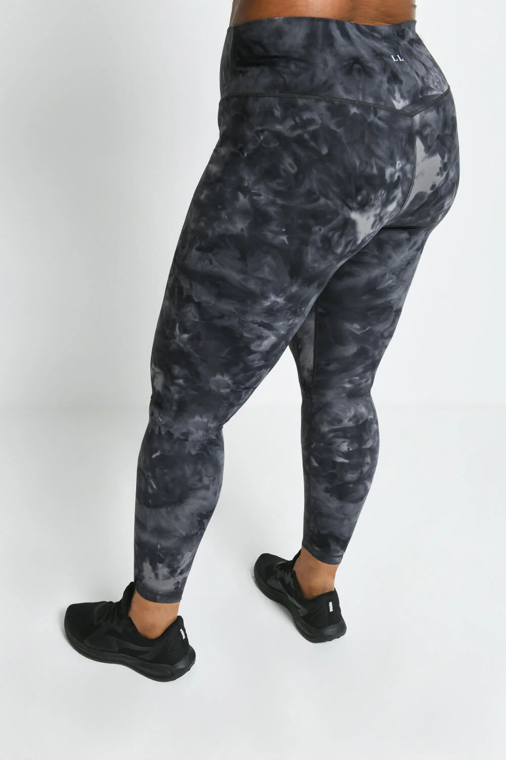 Curve Revitalise 7/8 High Waisted Leggings - Black Tie Dye - Image 3
