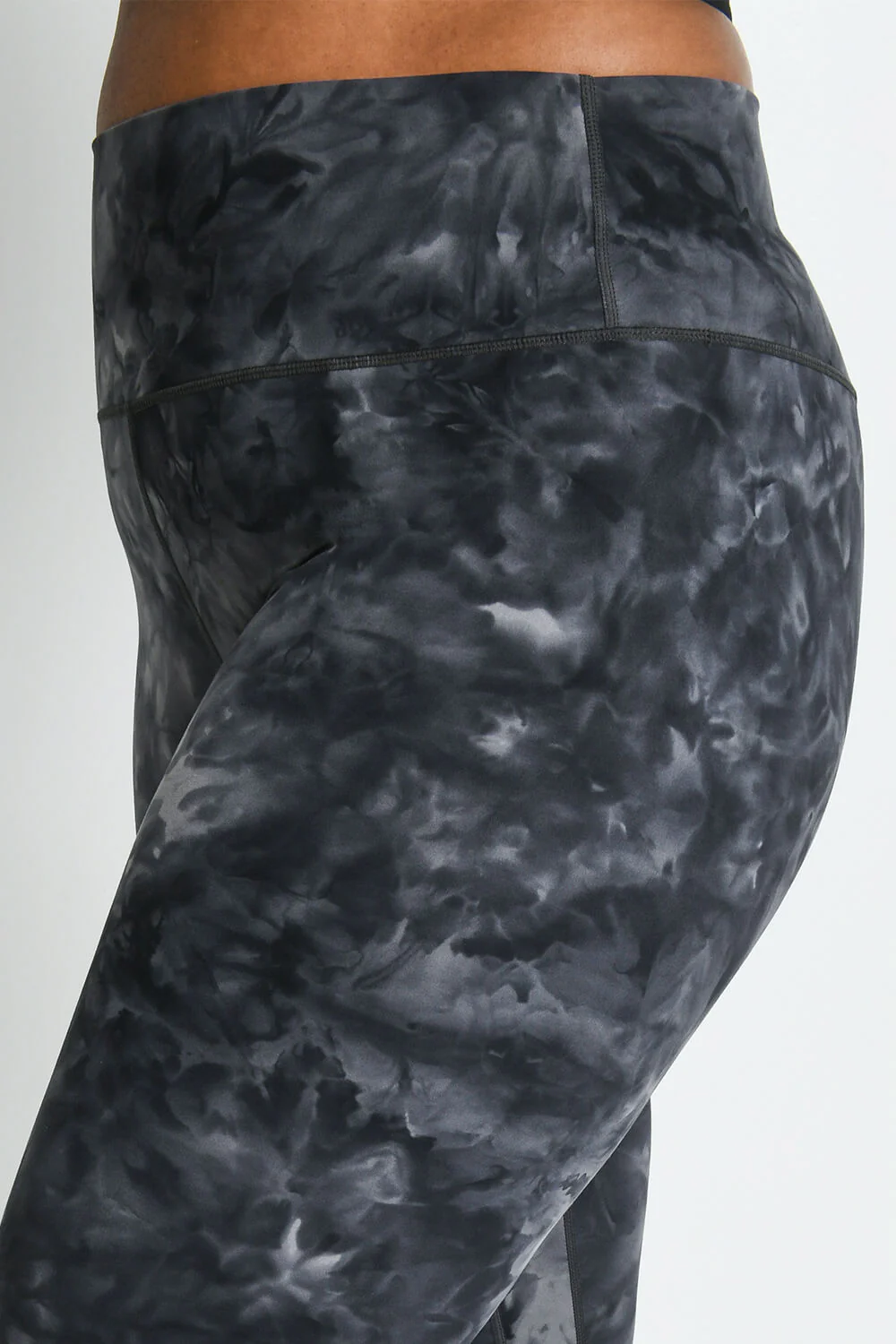 Curve Revitalise 7/8 High Waisted Leggings - Black Tie Dye - Image 4
