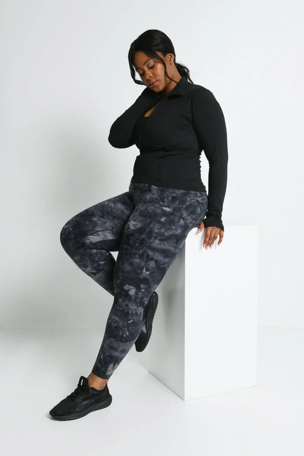 Curve Revitalise 7/8 High Waisted Leggings - Black Tie Dye - Image 5